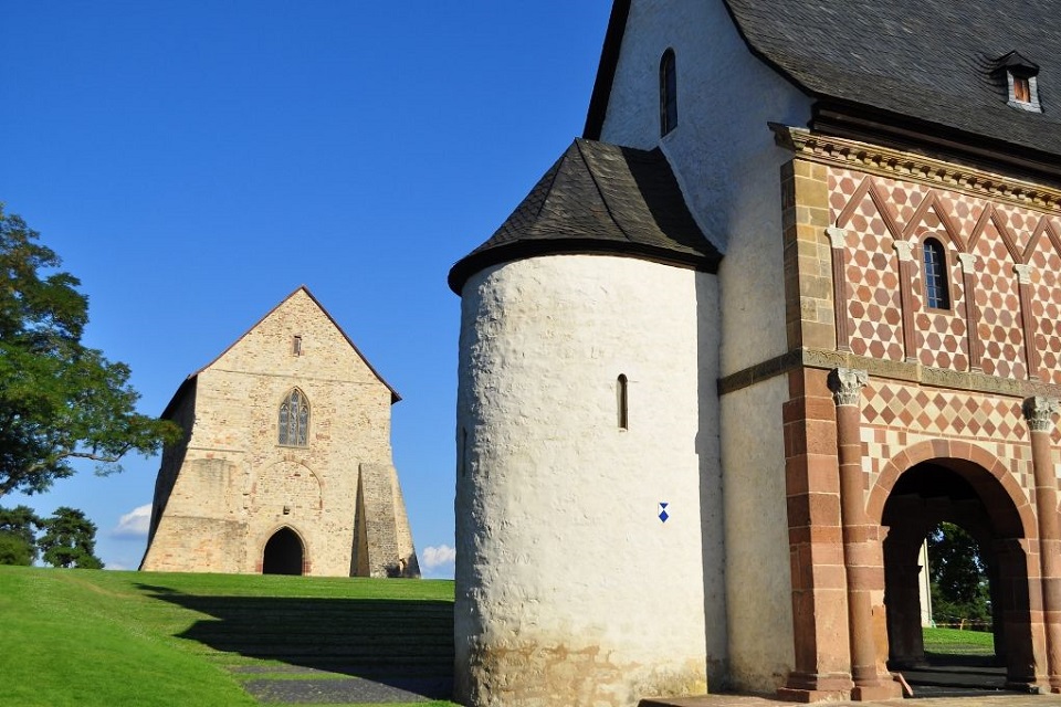 from frankfurt am main to prague taxi transfer