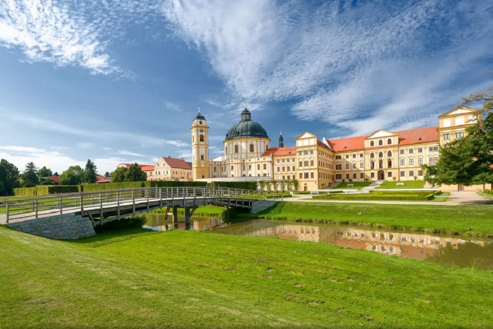 prague to bratislava taxi transfers
